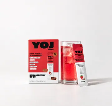 Strawberry Coco-ask med glas och sticka