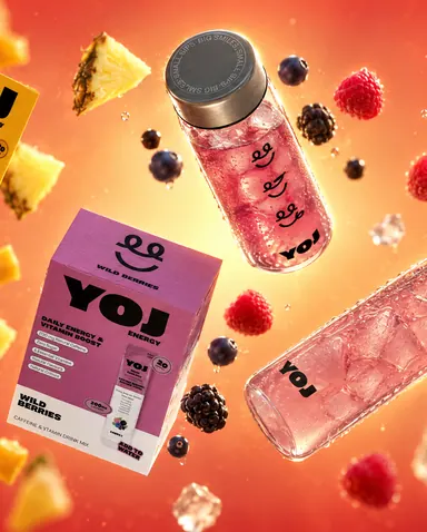 YOJ-produkter som svävar bland frukt