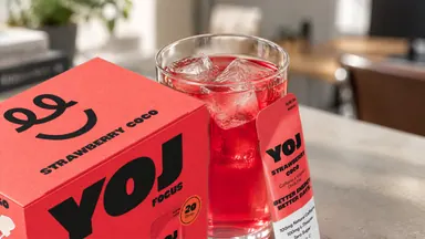 Strawberry Coco-ask och glas på ett kontorsbord
