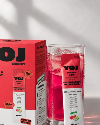 Närbild på ask och glas i fönsterljus