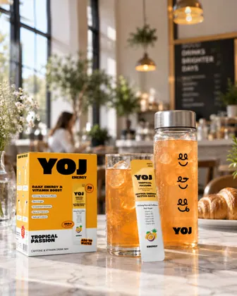 YOJ-ask, glas och flaska på ett kafébord