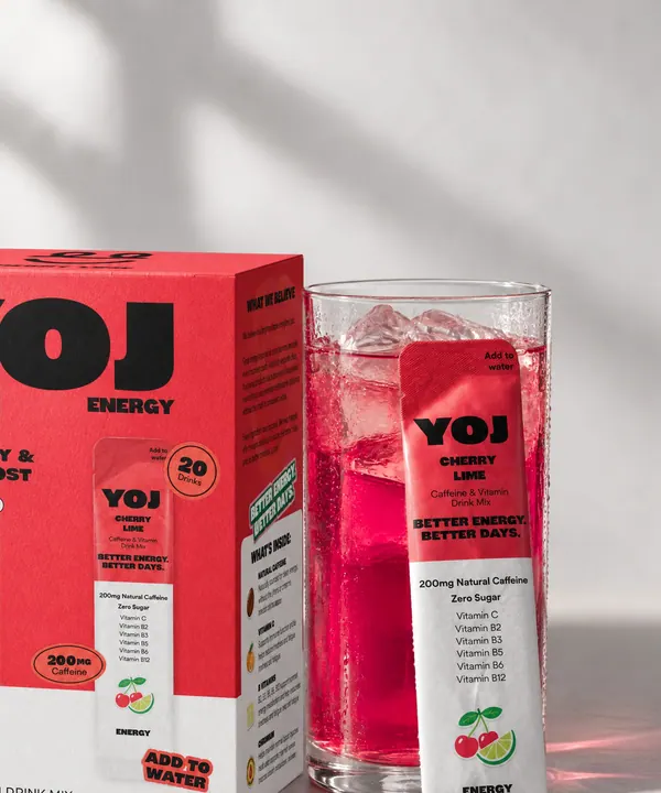Den färdiga närbilden: Cherry Lime-ask, glas och sticka mot ljus studiovägg